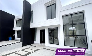 Casa con piscina en urbanización Ciudad del Mar, Manta