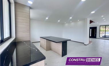 Casa con piscina en urbanización Ciudad del Mar, Manta