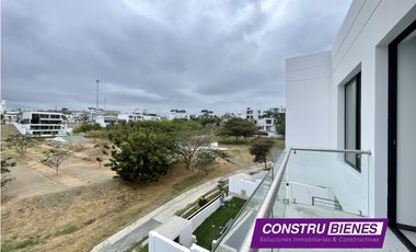 Casa con piscina en urbanización Ciudad del Mar, Manta