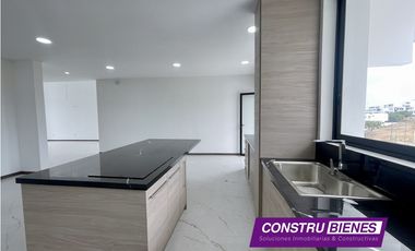 Casa con piscina en urbanización Ciudad del Mar, Manta