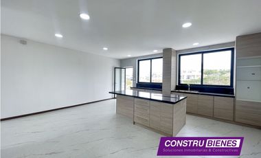 Casa con piscina en urbanización Ciudad del Mar, Manta