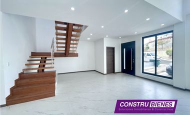 Casa con piscina en urbanización Ciudad del Mar, Manta