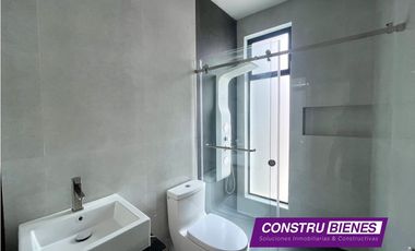 Casa con piscina en urbanización Ciudad del Mar, Manta