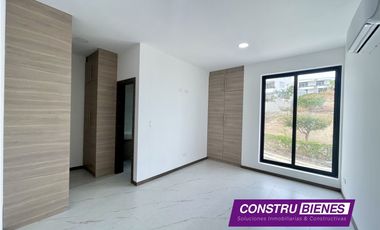 Casa con piscina en urbanización Ciudad del Mar, Manta