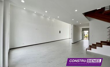 Casa con piscina en urbanización Ciudad del Mar, Manta