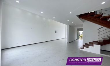 Casa con piscina en urbanización Ciudad del Mar, Manta