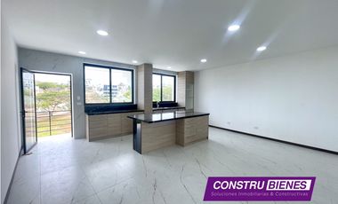 Casa con piscina en urbanización Ciudad del Mar, Manta