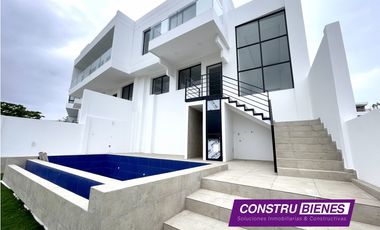 Casa con piscina en urbanización Ciudad del Mar, Manta