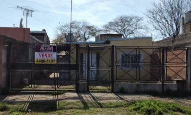 Casa con Departamento en venta en Rafael Castillo