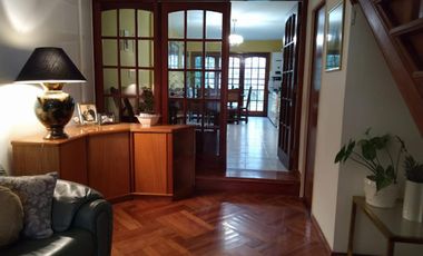 VENTA DUPLEX 3 AMB CON COCHERA Y AMPLIO JARDÍN BANFIELD O.