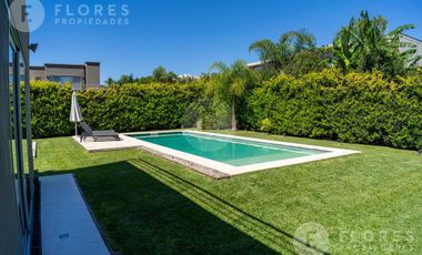 Flores Prop. Vende Casa - La Lomada De Pilar, Pilar