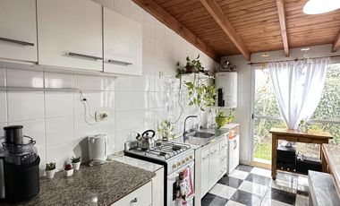 Venta Casa  3 habitaciones con jardín, en el centro Roque Perez