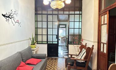 Venta Casa  3 habitaciones con jardín, en el centro Roque Perez