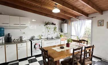 Venta Casa  3 habitaciones con jardín, en el centro Roque Perez