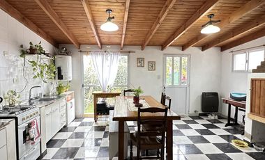 Venta Casa  3 habitaciones con jardín, en el centro Roque Perez