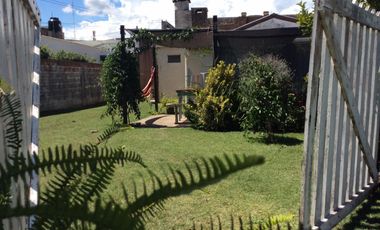 Venta Casa  3 habitaciones con jardín, en el centro Roque Perez