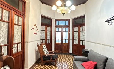 Venta Casa  3 habitaciones con jardín, en el centro Roque Perez