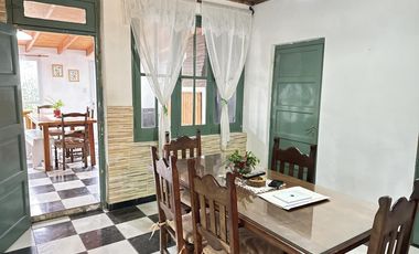 Venta Casa  3 habitaciones con jardín, en el centro Roque Perez