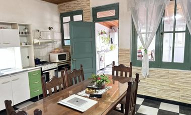 Venta Casa  3 habitaciones con jardín, en el centro Roque Perez