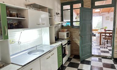 Venta Casa  3 habitaciones con jardín, en el centro Roque Perez