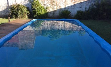 Venta Casa  3 habitaciones con jardín, en el centro Roque Perez