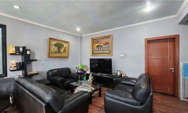 Dijual cepat Gedung 3.5 lantai di lokasi strategis di jalan Proklamasi,menteng Jakarta Pusat