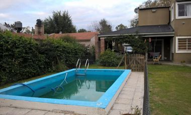 HERMOSA CASA -QUINTA EN DOS PLANTAS A METROS DE AV. PTE.PERON