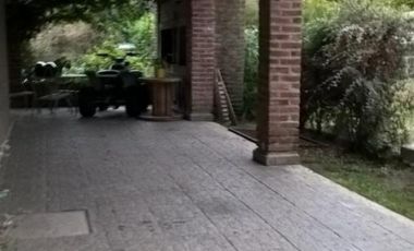 HERMOSA CASA -QUINTA EN DOS PLANTAS A METROS DE AV. PTE.PERON