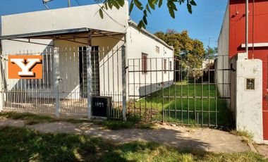 Casa en venta - 2 dormitorios 1 baño - Cochera - 270mts2 - Los Hornos, La Plata