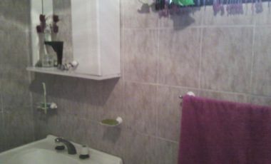 CASA EN BUEN ESTADO CON UN DEPARTAMENTO INDEPENDIENTE EN SU FRENTE