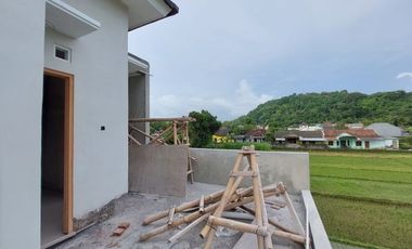 Akses Mudah ke Kota Jogja Rumah Mewah 2 Lantai di Piyungan