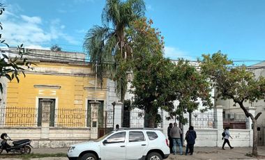 Casa céntrica con local (pueden ser 2) en Gálvez