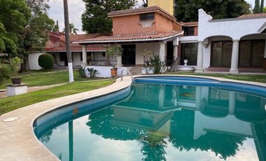 Comercial en esquina  con frente a la Avenida San Diego