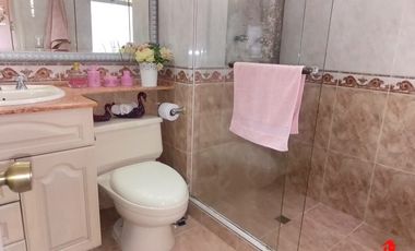 casa en arriendo/venta en el poblado. Cod V6161