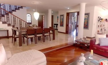 casa en arriendo/venta en el poblado. Cod V6161