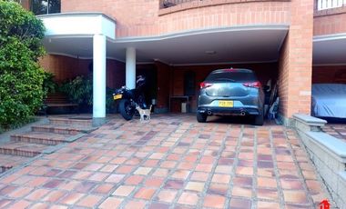 casa en arriendo/venta en el poblado. Cod V6161