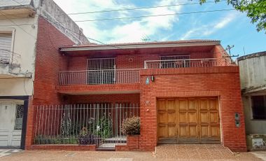 Venta Casa en Lanús Oeste 4 ambientes con Garaje y Fondo Libre a 2 cuadras de Av. H. Yrigoyen