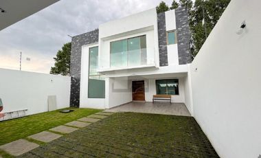 Casa nueva en venta en Bosques de Metepec, 4 recamaras, sala TV, family room y roof garden.
