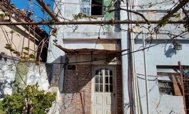 CASA DE 4 AMBIENTES A REFFACIONAR EN VENTA - MORON SUR