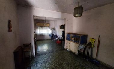 CASA DE 4 AMBIENTES A REFFACIONAR EN VENTA - MORON SUR