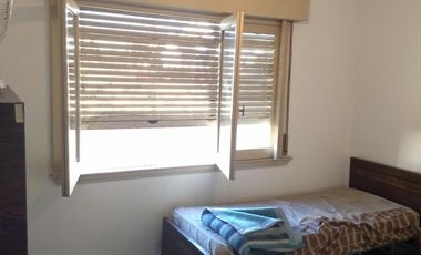 Venta de importante inmueble. Lote de 10 x 35. M2 totales 378. planta baja local grande con departamento de 4 ambientes en la planta alta.