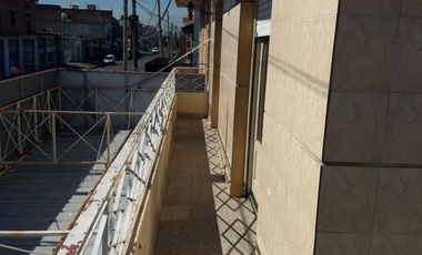 Venta de importante inmueble. Lote de 10 x 35. M2 totales 378. planta baja local grande con departamento de 4 ambientes en la planta alta.