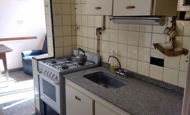 Venta de importante inmueble. Lote de 10 x 35. M2 totales 378. planta baja local grande con departamento de 4 ambientes en la planta alta.