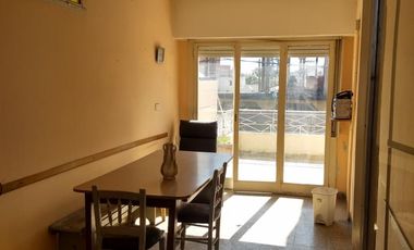 Venta de importante inmueble. Lote de 10 x 35. M2 totales 378. planta baja local grande con departamento de 4 ambientes en la planta alta.