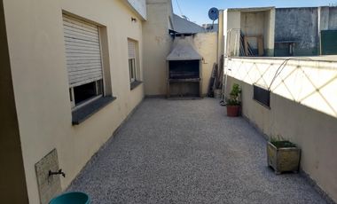 Venta de importante inmueble. Lote de 10 x 35. M2 totales 378. planta baja local grande con departamento de 4 ambientes en la planta alta.