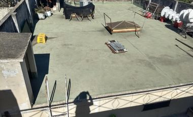 Venta de importante inmueble. Lote de 10 x 35. M2 totales 378. planta baja local grande con departamento de 4 ambientes en la planta alta.