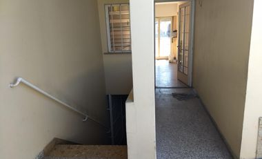 Venta de importante inmueble. Lote de 10 x 35. M2 totales 378. planta baja local grande con departamento de 4 ambientes en la planta alta.