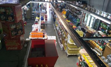 Venta de importante inmueble. Lote de 10 x 35. M2 totales 378. planta baja local grande con departamento de 4 ambientes en la planta alta.