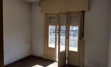 Venta de importante inmueble. Lote de 10 x 35. M2 totales 378. planta baja local grande con departamento de 4 ambientes en la planta alta.