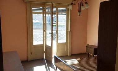 Venta de importante inmueble. Lote de 10 x 35. M2 totales 378. planta baja local grande con departamento de 4 ambientes en la planta alta.